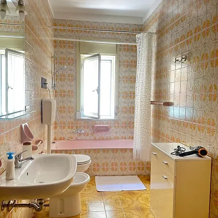 Yellow House Чефалу