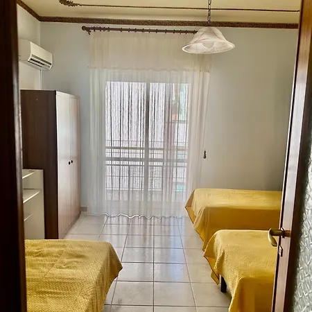 Yellow House Apartment *