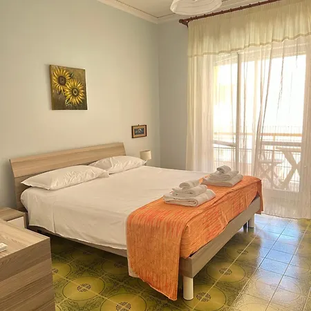 Yellow House Apartment *