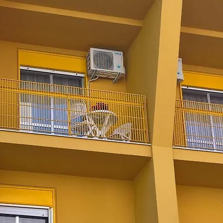 Yellow House Apartment *